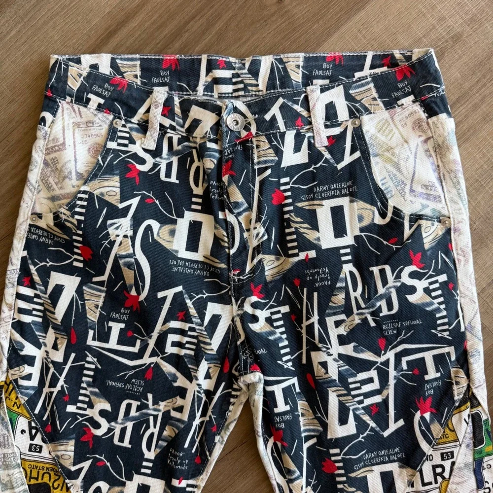 D'ANDUESHEN Mens Graphic Patchwork Money License Plate Slim Pants Size 32 NEW
